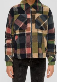 Chaqueta de forro polar con un patrón de cuadros multicolor en rosa, verde, azul marino y beige. Incluye cierre con cremallera en la parte delantera y dos bolsillos en el pecho.
