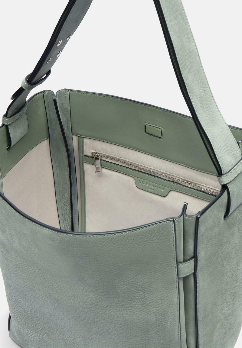 Groene leren totebag met een gestructureerde afwerking. Beschikt over een binnenzak met rits en een gladde voering. Verstelbare schouderband.