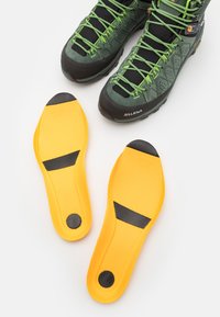 Salewa MS ALP TRAINER 2 MID GORE TEX - Hiking shoes - raw green/pale frog