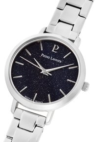 Orologio in acciaio inossidabile argentato con quadrante blu navy stellato, indici delle ore argentati e lancette audaci. Presenta un classico design a bracciale a maglie.
