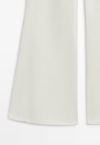 Pantalon large couleur blanc cassé avec des coutures verticales visibles et un ourlet net sur fond blanc.