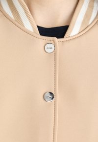 HUGO ARITA - Bombejakke - open beige