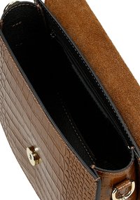 Bruine croco-embossed leren handtas met een suède klep, hardware in goudkleur, ritsafsluiting en een gladde zwarte binnenzijde.
