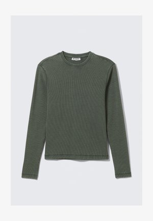 Top de manga larga de canalé en verde oscuro, con escote redondo y dobladillo recto. Fabricado en una tela suave, con costuras mínimas y sin patrones visibles.