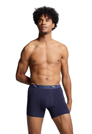 Marineblaue Baumwoll-Boxershorts mit einem blauen elastischen Bund, der das Puma-Logo trägt. Die Passform ist eng anliegend und bietet ein nahtloses Design ohne sichtbare Nähte.