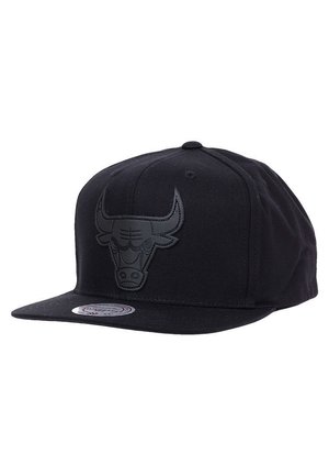 Casquette noire à visière plate avec un logo de taureau noir brillant sur le panneau avant et un autocollant circulaire sur la visière.