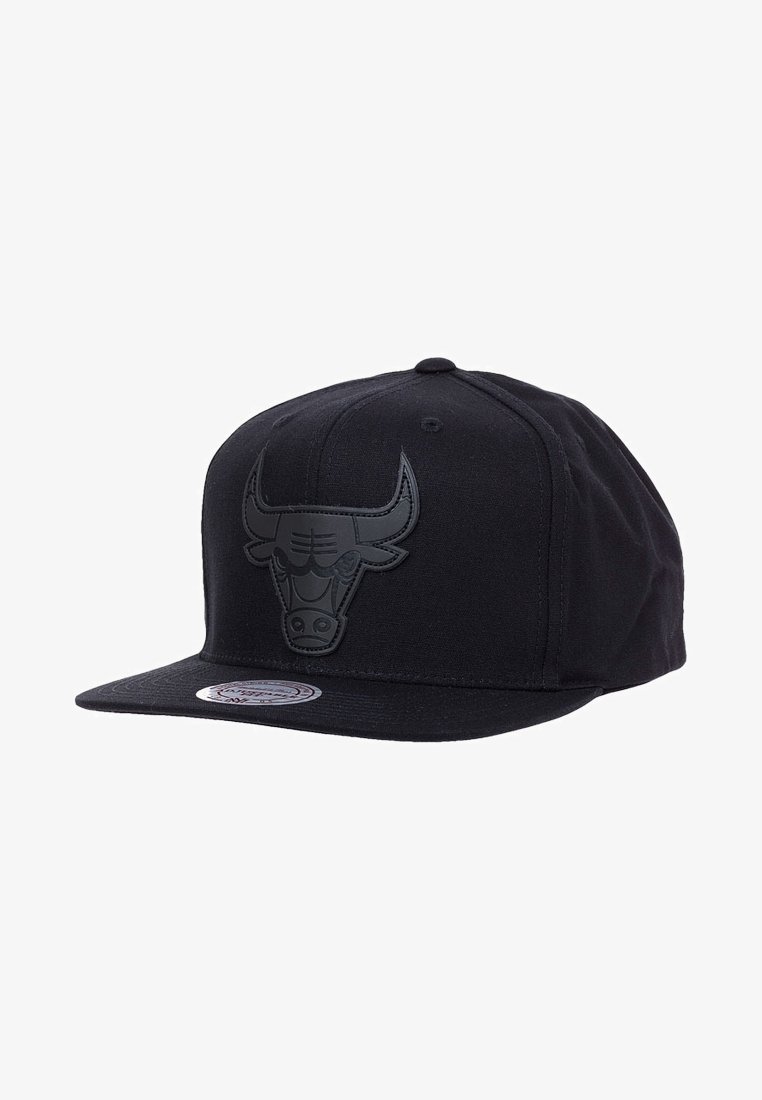 Casquette noire à visière plate avec un logo de taureau noir brillant sur le panneau avant et un autocollant circulaire sur la visière.