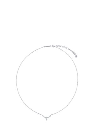 Collar delicado de cadena de plata con un pequeño colgante simétrico que presenta tres piedras preciosas claras con corte marquesa.