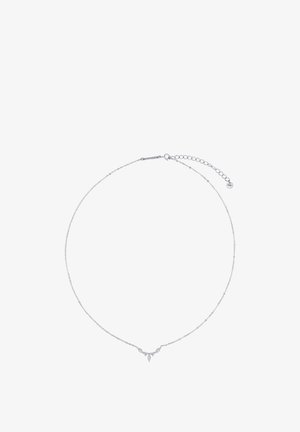 Collier délicat en chaîne argentée avec un petit pendentif symétrique présentant trois pierres précieuses claires taillées en marquise.