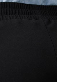 ONLY Carmakoma CARLAMA STRAIGHT - Kalhoty - black