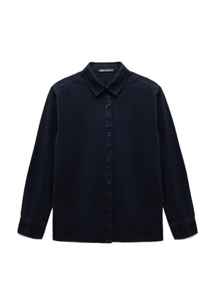 Schwarzes Langarmhemd mit Knöpfen, Kragen, vorderem Knopfverschluss und einfachen Manschetten, auf einem weißen Hintergrund präsentiert.