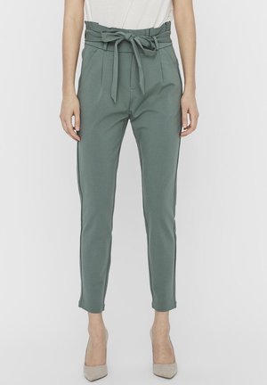 Green, high-waisted trousers made of smooth fabric, featuring a tied belt at the waist and side pockets. Tapered leg with a cropped length.