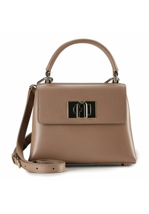 Petit sac à main structuré en cuir taupe avec poignée supérieure, bandoulière réglable et fermoir argenté sur le rabat avant.