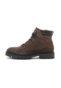 Botas de tobillo de ante marrón con un acabado texturizado, con ojales de metal, cordones oscuros y una suela de goma negra resistente.