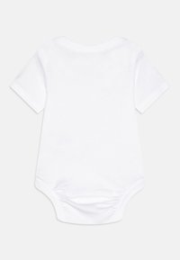 Hvit kortermet bodysuit laget av bomull, med rund halslinning og samlet bunn for enkle bleieskift. Glatt tekstur.
