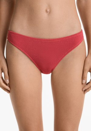 Červené bikiny s texturovaným, tkaným vzorem. Mají vysoký střih nohou a hladký pas, ideální pro plavky.
