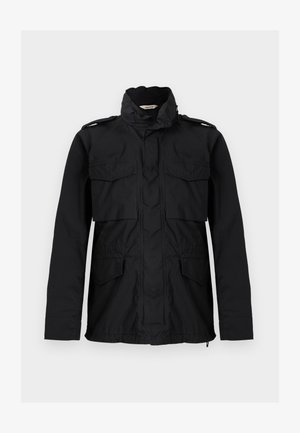 Schwarze Jacke mit hohem Kragen und Frontreißverschluss, zwei Klappentaschen auf der Brust, zwei unteren Klappentaschen und langen Ärmeln, auf weißem Hintergrund dargestellt.