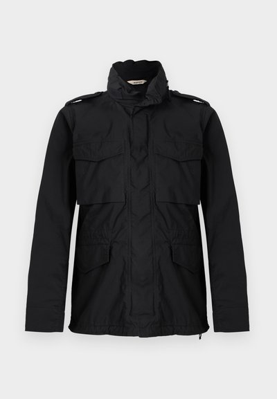 Μαύρο μπουφάν με ψηλό γιακά και φερμουάρ μπροστά, δύο τσέπες με καπάκι στο στήθος, δύο χαμηλότερες τσέπες με καπάκι και μακριά μανίκια, εμφανίζεται σε λευκό φόντο.