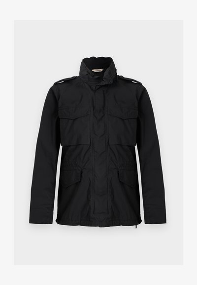 Μαύρο μπουφάν με ψηλό γιακά και φερμουάρ μπροστά, δύο τσέπες με καπάκι στο στήθος, δύο χαμηλότερες τσέπες με καπάκι και μακριά μανίκια, εμφανίζεται σε λευκό φόντο.