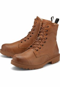 Botas de cuero marrón con un acabado texturizado, punta redonda y suela de goma resistente. Presenta ojales de metal y un diseño con cordones. Altura a media pantorrilla.