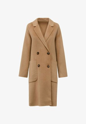 Brązowy płaszcz dwurzędowy z klapkowym kołnierzem, dwoma przednimi kieszeniami i ciemnymi guzikami. Wykonany z miękkiego, teksturowanego materiału. Długie rękawy.