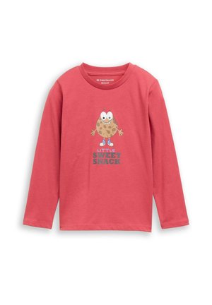 Chemise rouge à manches longues pour enfants avec un personnage de biscuit en dessin animé et le texte "Little Sweet Snack" sur le devant.