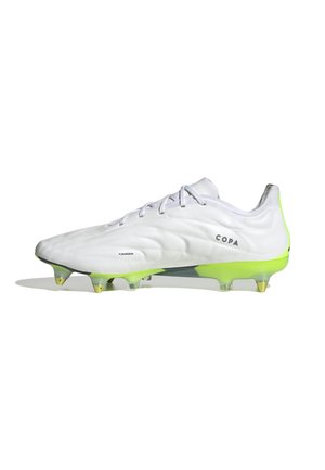 Scarpa da calcio bianca con accenti verdi, materiale superiore testurizzato e marchiatura FUSIONSKIN. Presenta tacchetti visibili per la trazione sull'erba.