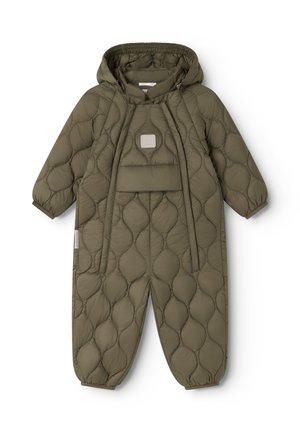 Olivengrøn quiltet babydragt med hætte, lange ærmer, elastiske manchetter, frontlynlås og polstret brystdetalje på hvid baggrund.