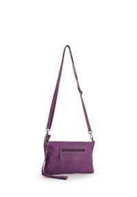 Lilla læder crossbody taske med en enkelt justerbar strop, lynlåset hovedrum og en frontlynlås lommer for nem adgang.