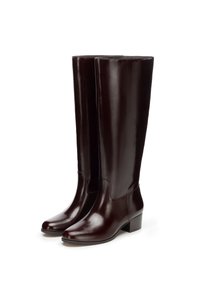 Wiśniowe skórzane kozaki do kolan z połyskującym wykończeniem, zaokrąglonym noskiem i niskim, szerokim obcasem. Gładka tekstura i minimalistyczny design.