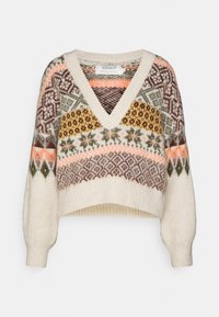 Virkat tröja med V-ringning, prydd med flerfärgade geometriska mönster i nyanser av brunt, kräm, grönt och orange. Cropped, stickad textur.