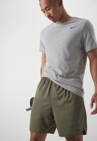 Nike Performance TOTALITY - Pantalón corto de deporte - medium olive/black