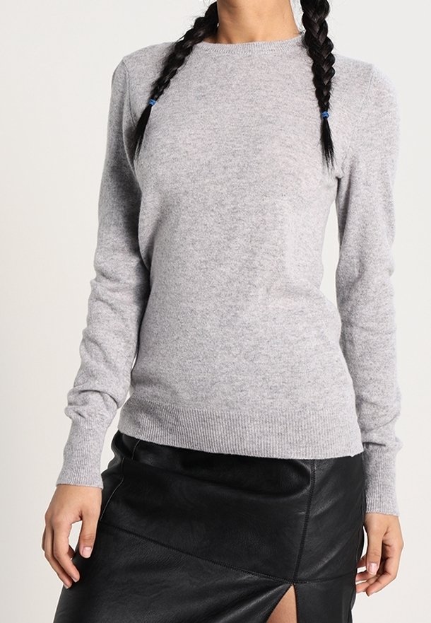 Ljust grå, långärmad tröja i mjukt material med rundad halsringning, ribbade cuffs och figursydd midja. Matchas med en svart läderskjol.