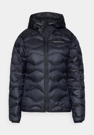 Doudoune bleu marine avec capuche, présentant une texture matelassée, une fermeture éclair à l'avant et un logo sur la poitrine. Matière lisse et légère.