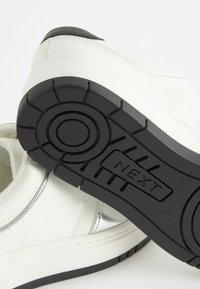 Next FOREVER COMFORT CHUNKY- REGULAR - Matalavartiset tennarit - white black