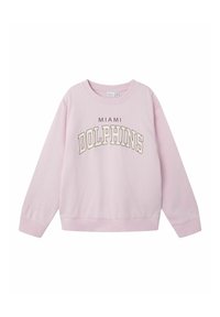 Rozā sporta krekls ar garām piedurknēm, noapaļotu kakla izgriezumu un ribotām aprocēm. Priekšpusē ir uzraksts "MIAMI DOLPHINS" izteiksmīgā burtiem.