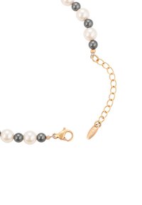 Collana di perle con perle bianche e grigie alternate, dotata di un gancio a moschettone dorato e di una catena regolabile. Texture liscia, finitura lucida.