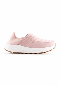 Světlé růžové slip-on boty s texturovaným síťovaným svrškem, prošívanými detaily a bílou gumovou podrážkou s hnědým vzorem pro lepší přilnavost.