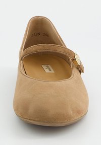 Tanečková botička Mary Jane z semiše v barvě světle hnědé s kulatou špičkou, nízkým podpatkem a tenkým páskem se stříbrnou sponou pro pevné uchycení.