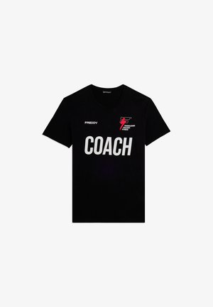 Camiseta negra de manga corta con la palabra "COACH" en letras grandes blancas, el logo "FREDDY" y el emblema de la "Federazione Italiana Fitness" con un rayo rojo.