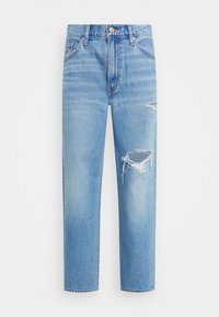 Jeans en denim bleu clair avec une coupe décontractée, présentant des détails usés et des déchirures effilochées. Design classique à cinq poches avec fermeture à bouton.