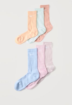 Šest pari rebrastih Nike čarapa u pastelnim bojama: breskva, menta, koraljna, plava, ružičasta i svijetlo ljubičasta na bijeloj pozadini.