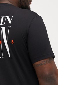 Calvin Klein Jeans PLUS SERIF FONT GRAPHIC TEE - Trükipildiga T-särk - black