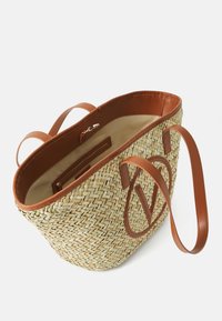 Vävd halm tote-väska med tanfärgad läderkant, dubbla handtag, inre dragkedjefack och stort läderlogotillbehör på framsidan.