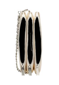 Metaliczne złote potrójne etui z srebrnymi zamkami i łańcuszkowym paskiem. Wnętrze wyłożone czarnym materiałem; każda sekcja ma osobne zapięcia na zamek.