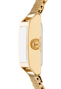 Orologio in metallo dorato con cassa rettangolare e quadrante bianco minimalista. Il bracciale a rete è dotato di un fermo con il logo "MK".