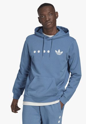 Sudadera azul de algodón suave, con un bolsillo tipo canguro en el frente, logo blanco y tres puntos blancos como acentos de diseño.