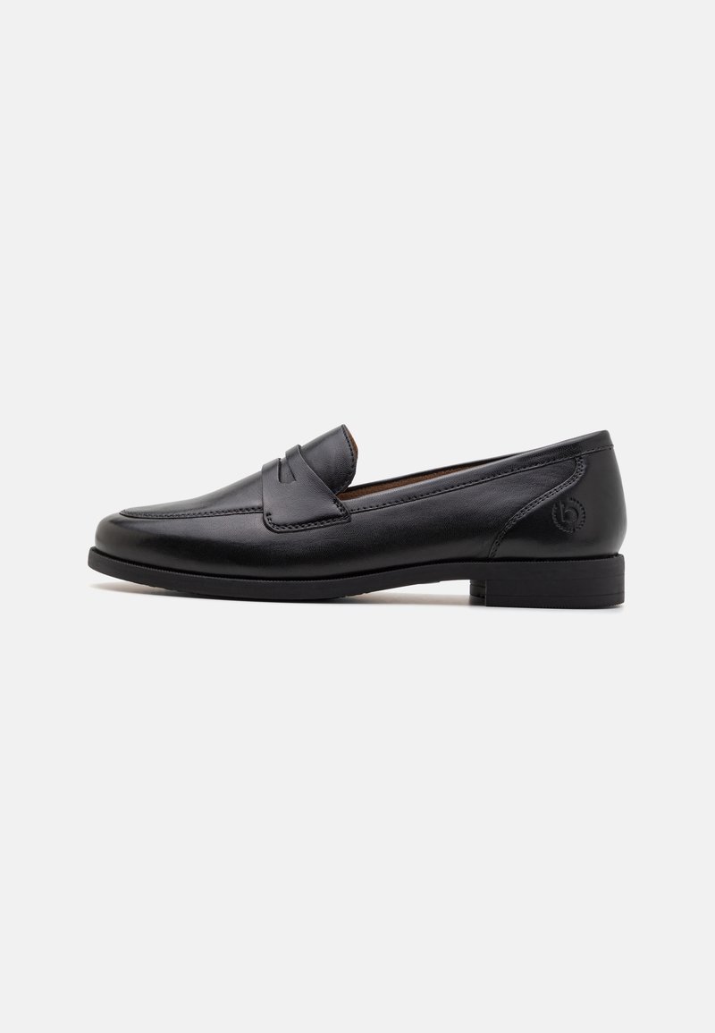 Mocassin noir en cuir sans lacets avec petit talon, bout arrondi, et un détail de lanière cousue sur le dessus, sur fond blanc uni.