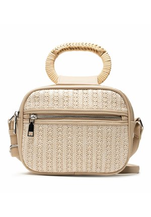 Beżowa pleciona torba na ramię z okrągłym plecionym uchwytem, przednią kieszenią na zamek oraz regulowanym paskiem na ramię na białym tle.