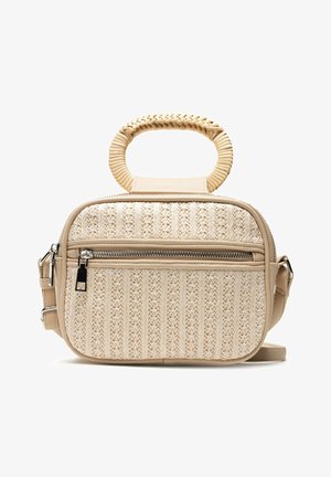 Beżowa pleciona torba na ramię z okrągłym plecionym uchwytem, przednią kieszenią na zamek oraz regulowanym paskiem na ramię na białym tle.